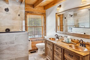 Douche, sèche-cheveux, serviettes fournies