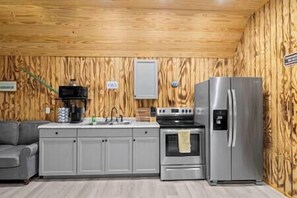 Fridge, microwave, oven, stovetop - Woodsy Barndominium, Pet friendly, 4.5 mi to beach (St. Johns County)