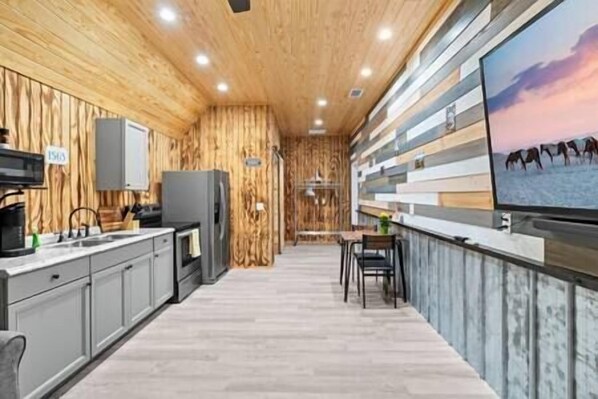 Réfrigérateur, micro-ondes, four, plaque de cuisson