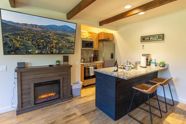 Réfrigérateur, micro-ondes, four, plaque de cuisson