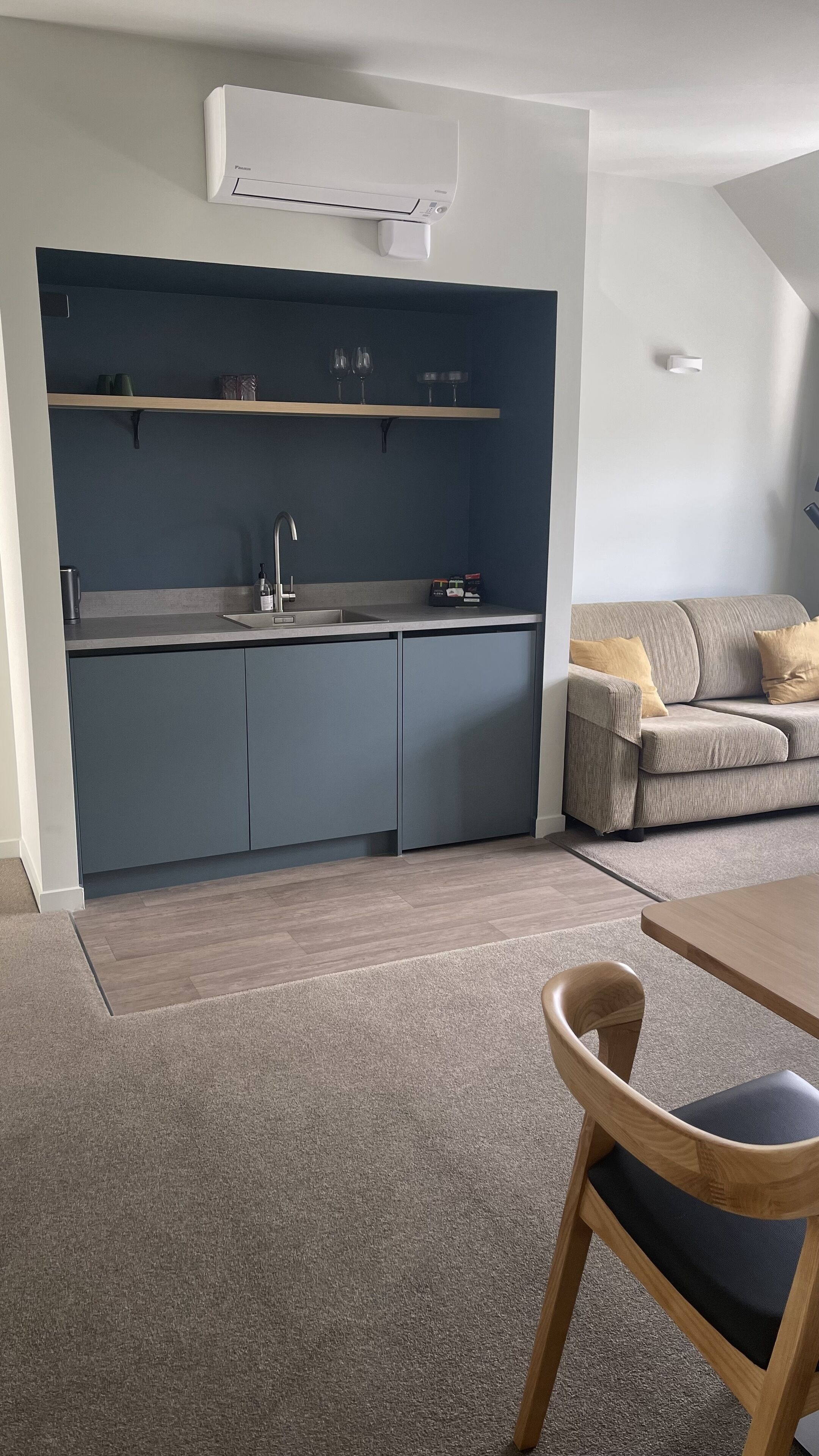 Deluxe Double or Twin Room, 1 Bedroom | Private kitchen | Microwave, toaster, cookware/dishes/utensils, dining tables