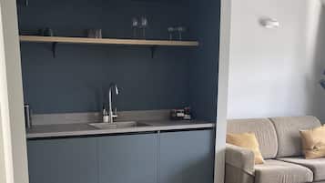 Deluxe Double or Twin Room, 1 Bedroom | Private kitchen | Microwave, toaster, cookware/dishes/utensils, dining tables