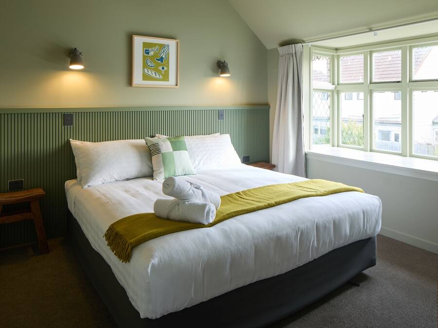 Executive One-Bedroom Apartment with Bath | Individually decorated, free WiFi, bed sheets