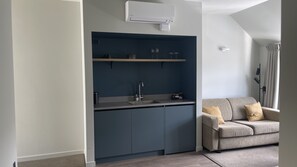 Habitación Deluxe con 1 cama doble o 2 individuales, 1 habitación | Cocina privada | Microondas, tostadora, utensilios de cocina y mesa de comedor