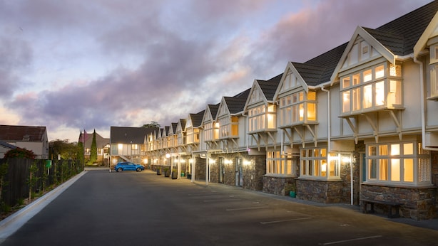 Una hilera de edificios de estilo tradicional, con detalles de piedra y múltiples ventanas, probablemente parte de un hotel o complejo residencial.