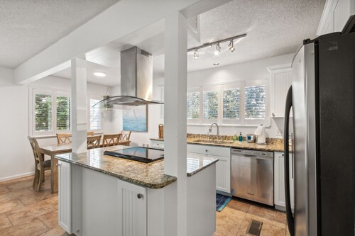 Dogs Welcome! Pool access. 1 Block to beach! Serene retreat under a majestic old oak canopy