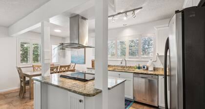 Dogs Welcome! Pool access. 1 Block to beach! Serene retreat under a majestic old oak canopy