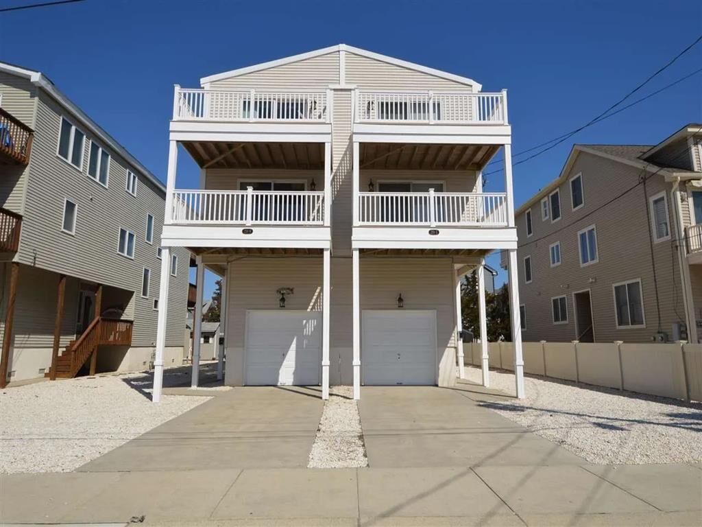 Bright, Sunny 5 bedroom, 4.5 bath Townhome in the heart of Avalon.