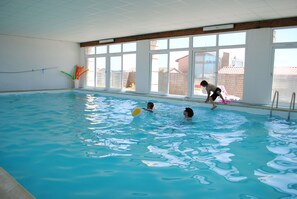 Una piscina cubierta