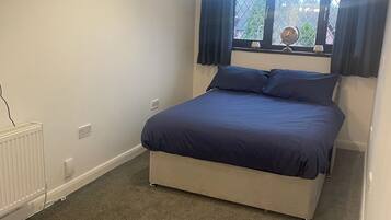 5 bedrooms, iron/ironing board, WiFi, bed sheets