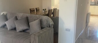 Nightly weekly monthly stays in this luxury holiday home
