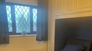 5 bedrooms, iron/ironing board, WiFi, bed sheets