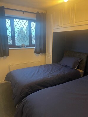 5 chambres, fer et planche à repasser, Wi-Fi, draps fournis