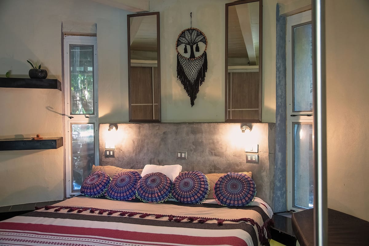 Quarto com cama, um sonho capturado na parede e janela com vista.