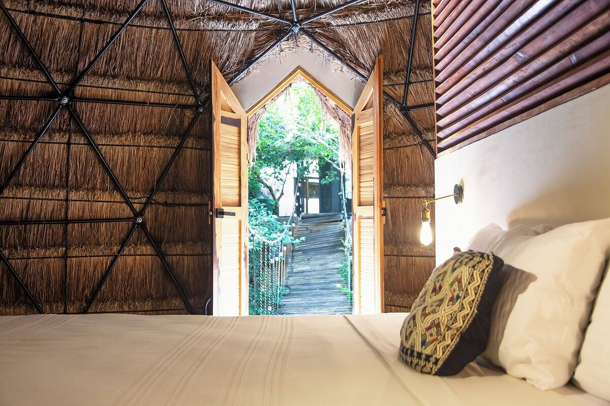 Quarto casal design, vista para o jardim | Quartos à prova de som, Wi-Fi de cortesia