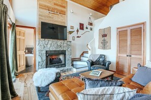 TV, fireplace - Elk Mountain Overlook: Breathtaking Views (Afton)