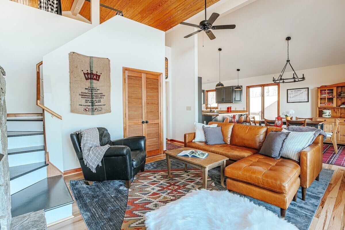 Een televisie en een open haard