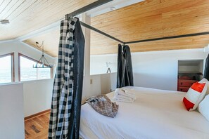 2 bedrooms, iron/ironing board, WiFi (free), bed sheets - Elk Mountain Overlook: Breathtaking Views (Afton)