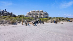 På stranden