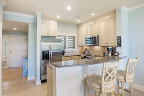 Frigorífico, microondas, horno y placa de cocina