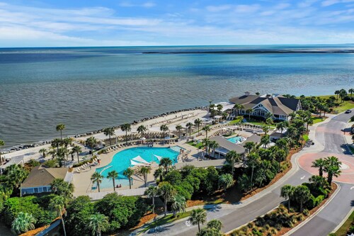 PERFECT 2BR Seabrook Getaway, Pool Access, Golf View, One Block to Beach & Club!
