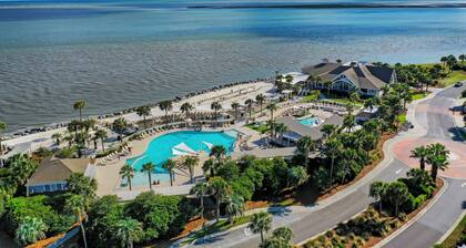 PERFECT 2BR Seabrook Getaway, Pool Access, Golf View, One Block to Beach & Club!