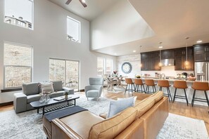 Smart TV, fireplace - Luxe community amenities - Private hot tub, BBQ + Pet-friendly! (Kamas)