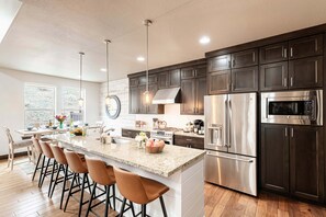 Fridge, microwave, oven, stovetop - Luxe community amenities - Private hot tub, BBQ + Pet-friendly! (Kamas)