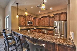 Kylskåp, mikrovågsugn, ugn och spishäll