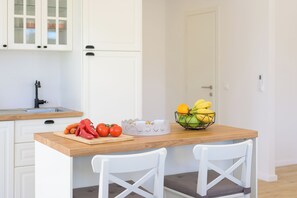 Fridge, oven, stovetop, dishwasher