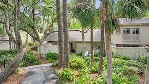 A residential property with a paved driveway leading to a house with a covered porch. - 56 Woodbine Villa @ Sea Pines | Walk to Beach Club| Golf View | Pickleball & Tennis (Hilton Head Island)