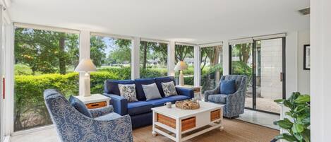 Una Smart TV, una chimenea, libros