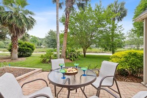 Outdoor dining - 56 Woodbine Villa @ Sea Pines | Walk to Beach Club| Golf View | Pickleball & Tennis (Hilton Head Island)