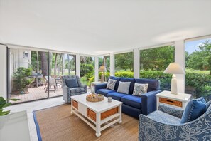 Smart-TV, Kamin, Bücher