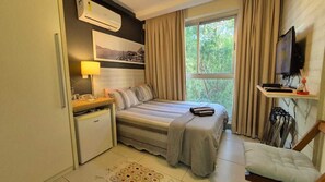 Suíte luxo, 1 cama de casal, para não fumantes, vista para o jardim | 1 quarto, quartos à prova de som, Wi-Fi de cortesia