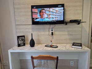 Suíte estúdio superluxo, para não fumantes, vista para a cidade | Comodidades do quarto