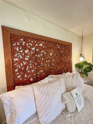 1 bedroom, desk, WiFi, bed sheets - HIDDEN GEM! Perfect for Romantic Couples Getaway (Saint Thomas)