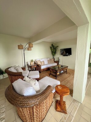 Smart-TV, bøker, stereoanlegg og printere