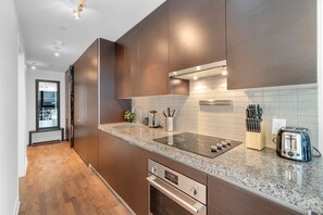 Een koelkast, een microgolfoven, een oven, een kookplaat