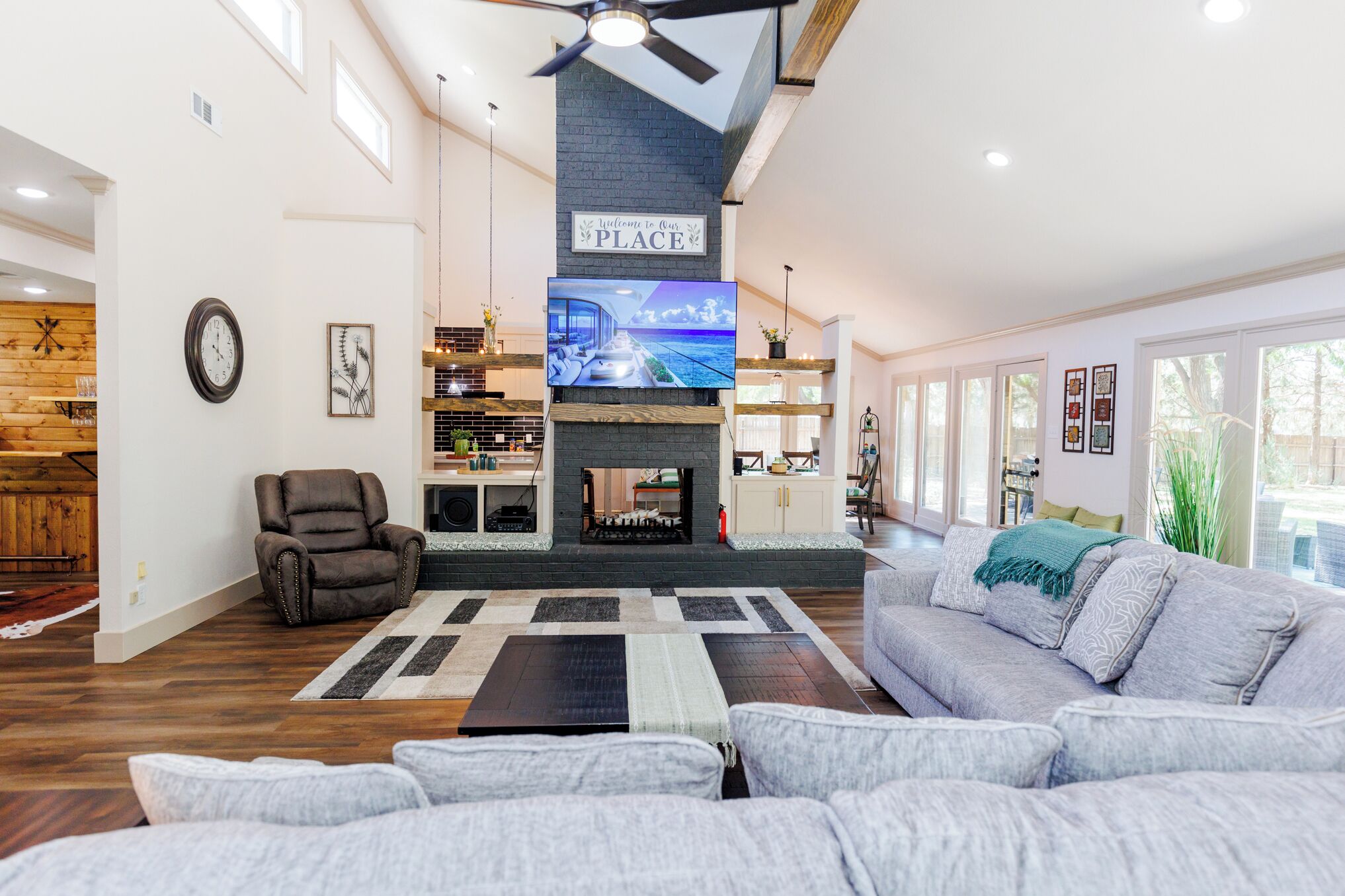 TV connectée, cheminée, jeux vidéo