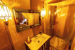 Regadera, toallas, jabón, shampoo