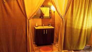 Een douche, handdoeken, zeep, shampoo