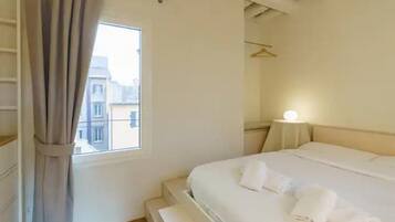 1 soverom, strykejern/-brett, internettilgang og sengetøy