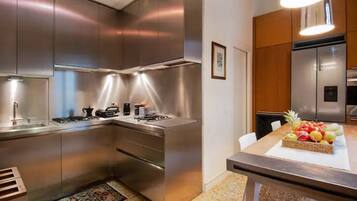 Frigorifero, microonde, forno, piano cottura