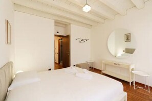 2 bedrooms, WiFi, bed sheets - Spacious and bright penthouse with 3 small balconies (Verona)