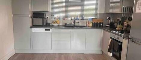 Frigorífico, microondas, horno y placa de cocina