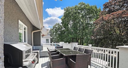 The Upper Deck-Geneva Lakefront Views |Public Beach Accross the Street |Balcony w/Lake Views |Grill