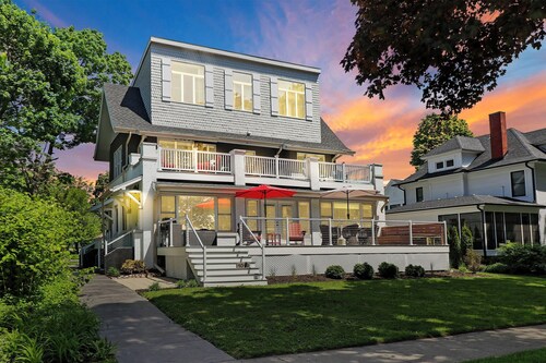 The Upper Deck-Geneva Lakefront Views |Public Beach Accross the Street |Balcony w/Lake Views |Grill