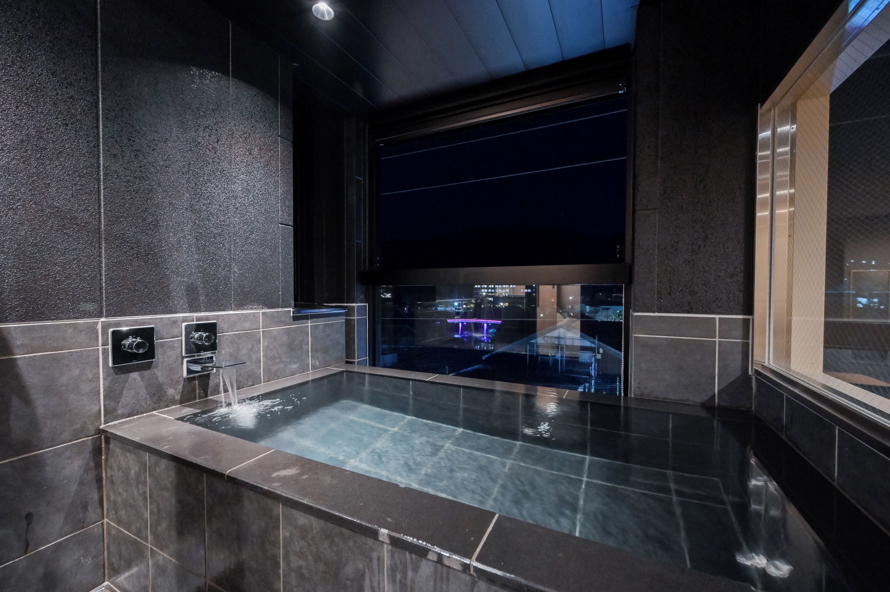 Phòng 2 giường đơn Premium, quang cảnh thành phố | Phòng tắm | Đồ dùng nhà tắm miễn phí, máy sấy tóc, dép đi trong nhà 