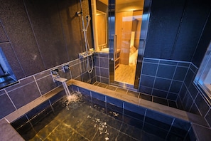 Premium-Zweibettzimmer | Badezimmer | Kostenlose Toilettenartikel, Haartrockner, Hausschuhe